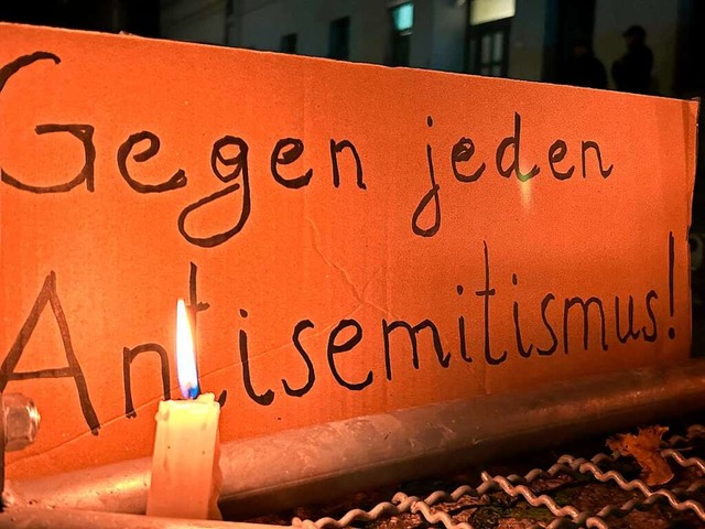 Eine brennende Kerze steht vor einem S...ynagoge in der Berliner Brunnenstrae.  | Foto: Sven Kaeuler (dpa)