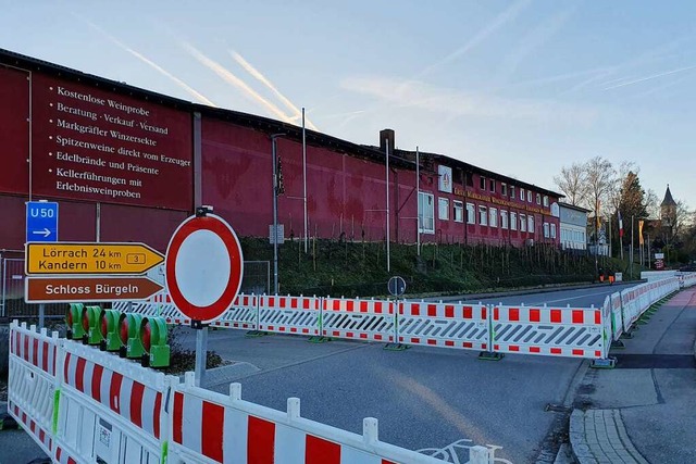 Auf Hhe der Schliengener Winzergenoss... im Dezember 2023 die Strae gesperrt.  | Foto: Hannes Selz