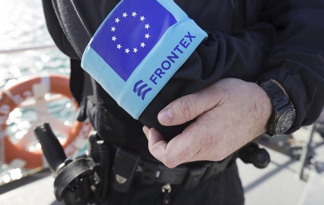 Ein Polizist der EU-Grenzschutzagentur Frontex auf Kontrolle im Hafen von Samos  | Foto: Christian Charisius (dpa)