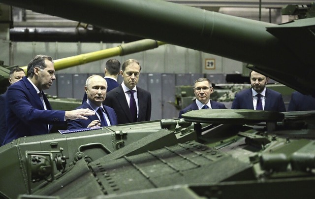 Russlands Machthaber Wladimir Putin (3...ischni Tagil neues Kriegsgert zeigen.  | Foto: Bro des russischen Prsidenten (dpa)