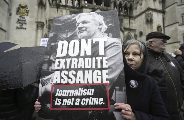 Demonstrierende protestieren gegen die Auslieferung von Assange.  | Foto: Kin Cheung (dpa)