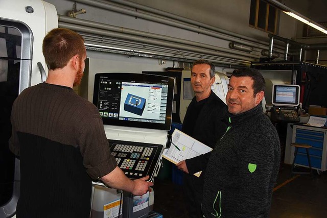 Jrgen Osswald (von links) an einer CN...s und Ausbildungsleiter Armin Vollmer.  | Foto: Robert Bergmann