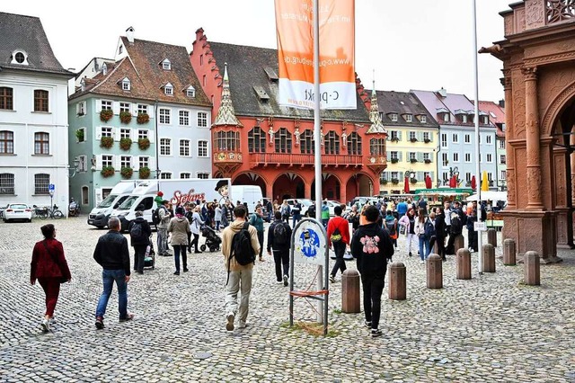 Der Mnsterplatz ist Freiburgs gute St... Hintergrund das Historische Kaufhaus.  | Foto: Thomas Kunz
