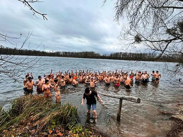 Auch die Geburtstagsparty von Franco Frascoia ging fr den guten Zweck baden.  | Foto: Franco Frascoia, Cold water helps children