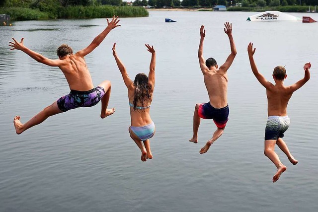 Jugendliche springen in einen See. Als...&#8211; auf dem Weg zum Erwachsensein.  | Foto: Ronny Hartmann (dpa)