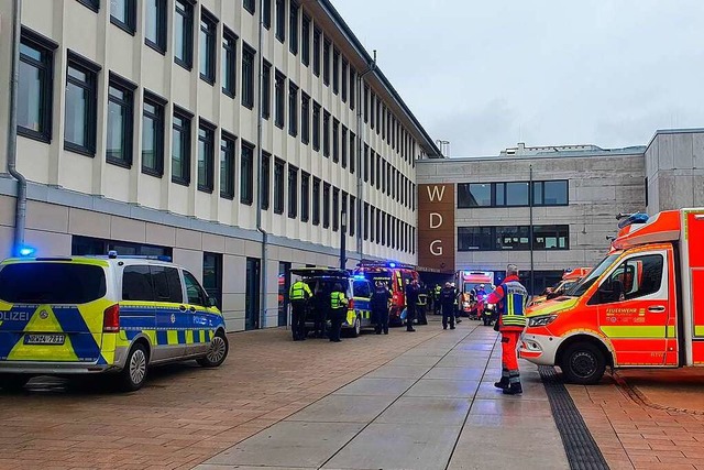 Polizeiaustos und Krankenwagen sind an einer Schule im Einsatz.  | Foto: Christoph Petersen (dpa)