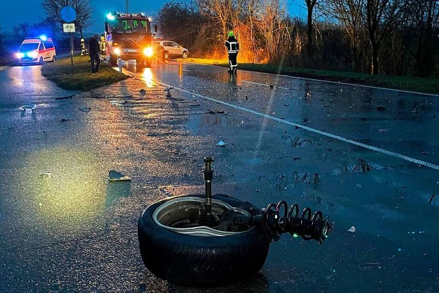 Ein Rad wurde bei dem Unfall  auf der Landesstrae 134 abgerissen.  | Foto: Feuerwehr Neuenburg