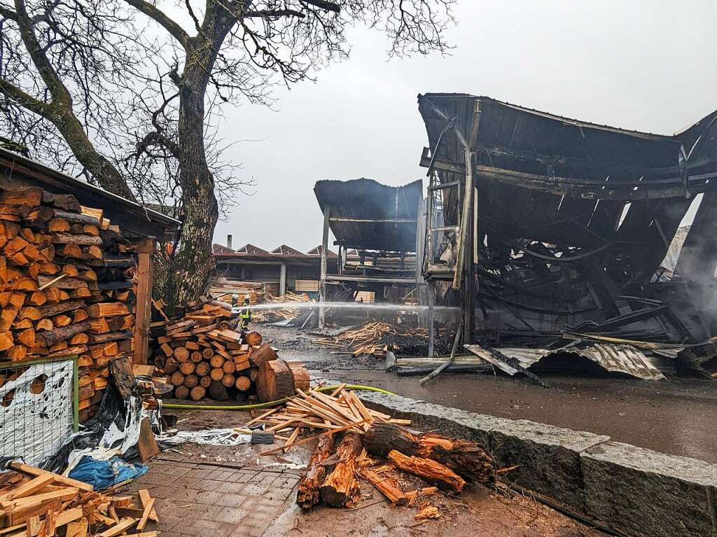 Das Sgewerk und das angrenzende Wohnhaus brannten aus. Die Rauchschwaden hingen noch lange ber dem Ort.