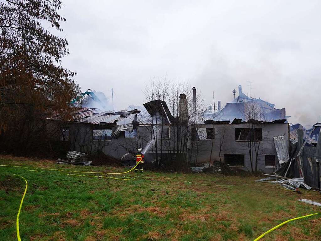 Das Sgewerk und das angrenzende Wohnhaus brannten aus. Die Rauchschwaden hingen noch lange ber dem Ort.