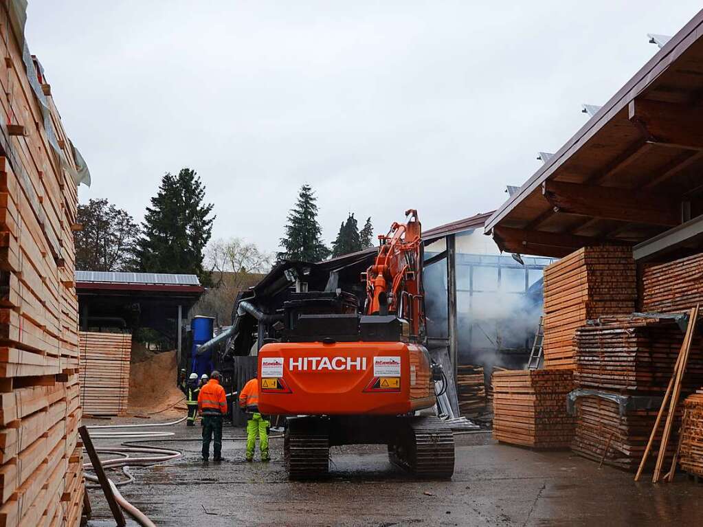 Das Sgewerk und das angrenzende Wohnhaus brannten aus. Die Rauchschwaden hingen noch lange ber dem Ort.