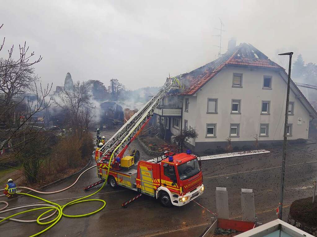 Das Sgewerk und das angrenzende Wohnhaus brannten aus. Die Rauchschwaden hingen noch lange ber dem Ort.