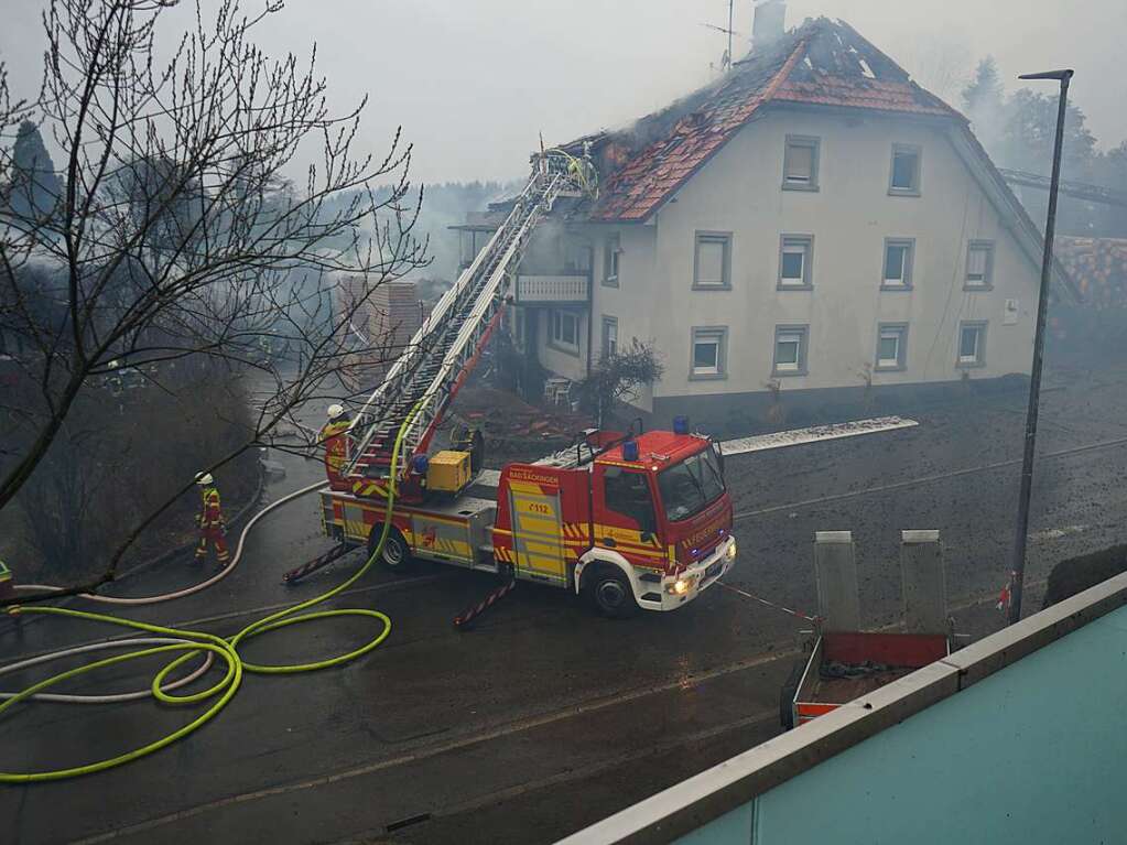 Das Sgewerk und das angrenzende Wohnhaus brannten aus. Die Rauchschwaden hingen noch lange ber dem Ort.