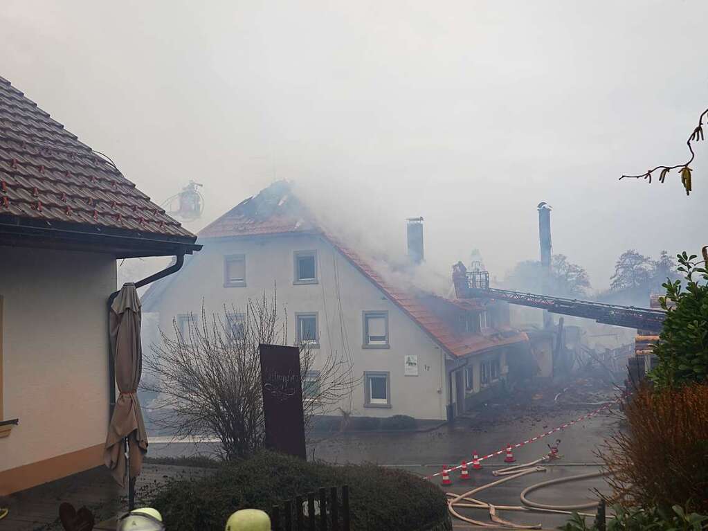 Das Sgewerk und das angrenzende Wohnhaus brannten aus. Die Rauchschwaden hingen noch lange ber dem Ort.