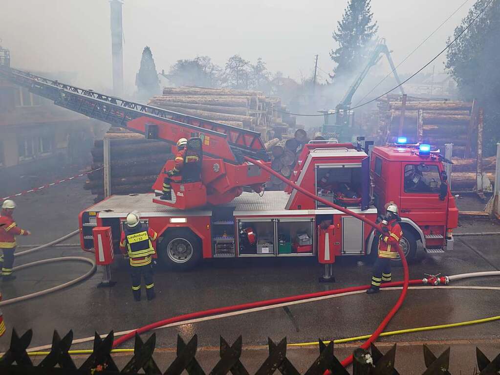 Das Sgewerk und das angrenzende Wohnhaus brannten aus. Die Rauchschwaden hingen noch lange ber dem Ort.