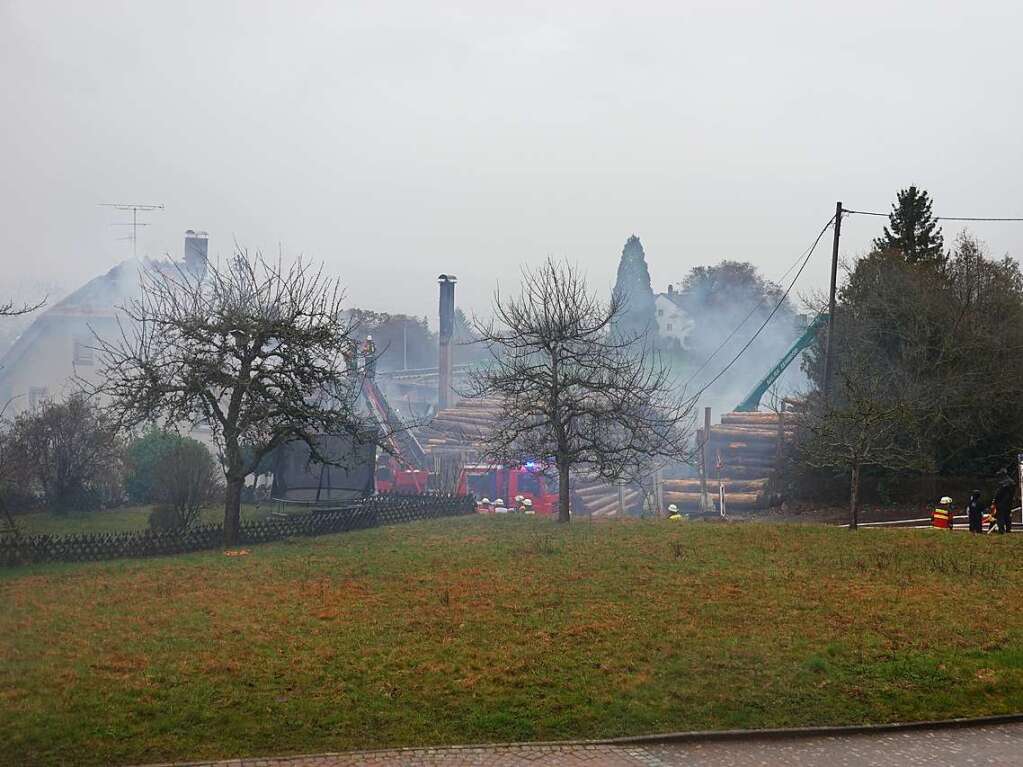 Das Sgewerk und das angrenzende Wohnhaus brannten aus. Die Rauchschwaden hingen noch lange ber dem Ort.