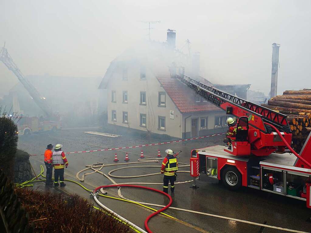 Das Sgewerk und das angrenzende Wohnhaus brannten aus. Die Rauchschwaden hingen noch lange ber dem Ort.