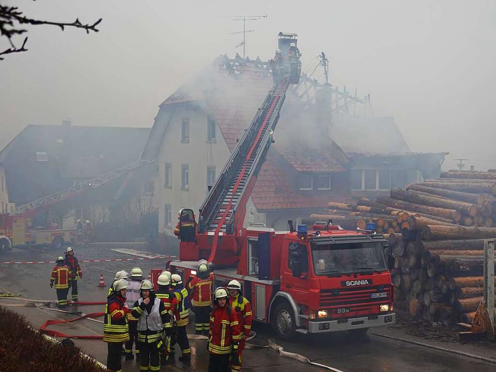 Das Sgewerk und das angrenzende Wohnhaus brannten aus. Die Rauchschwaden hingen noch lange ber dem Ort.