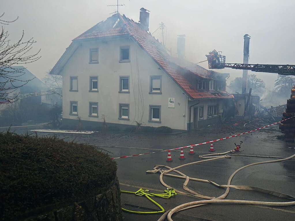 Das Sgewerk und das angrenzende Wohnhaus brannten aus. Die Rauchschwaden hingen noch lange ber dem Ort.