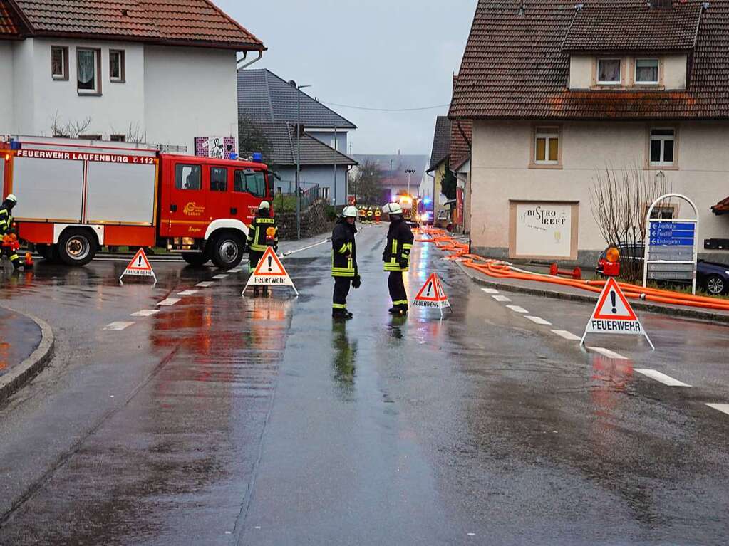 Das Sgewerk und das angrenzende Wohnhaus brannten aus. Die Rauchschwaden hingen noch lange ber dem Ort.