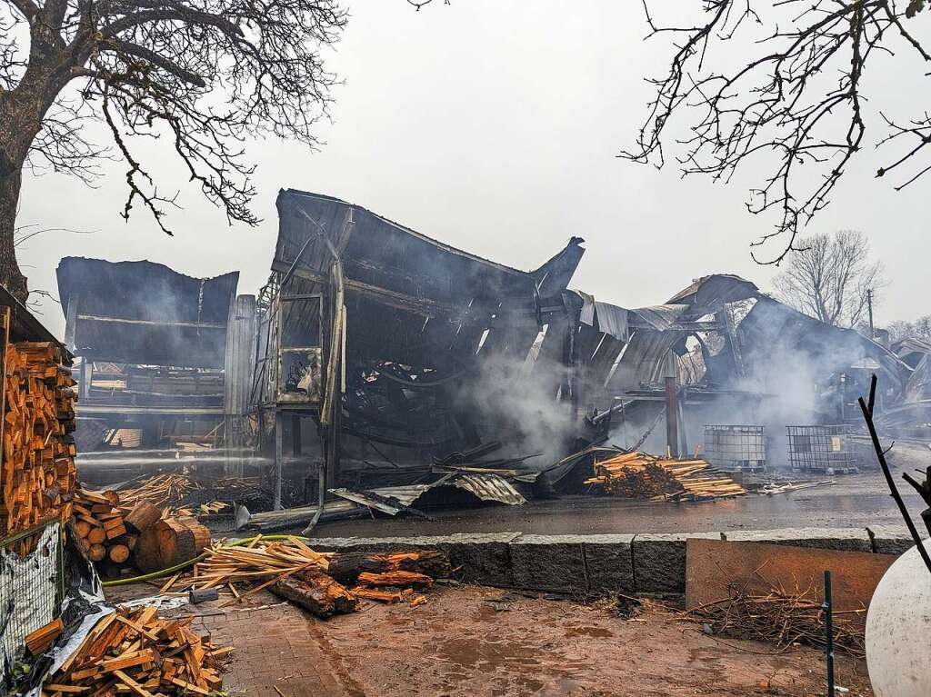 Das Sgewerk und das angrenzende Wohnhaus brannten aus. Die Rauchschwaden hingen noch lange ber dem Ort.