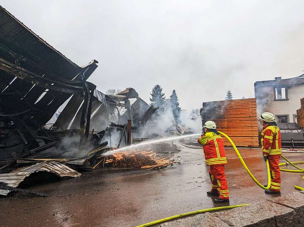 Das Sgewerk und das angrenzende Wohnhaus brannten aus. Die Rauchschwaden hingen noch lange ber dem Ort.