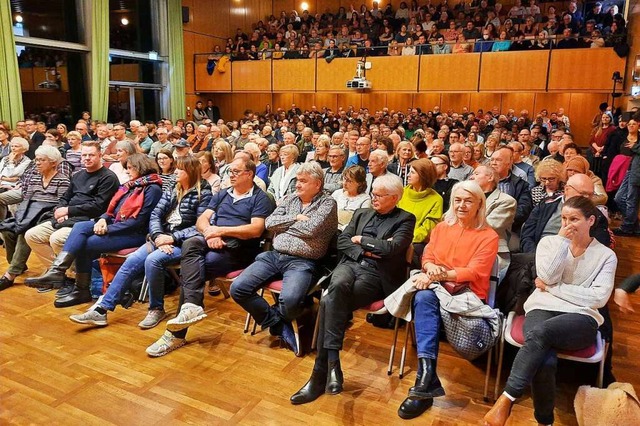 Etwa 450 Brgerinnen und Brger haben ...der Bewerber fr die OB-Wahl verfolgt.  | Foto: Hannes Lauber