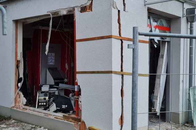 Enorme Sch�den nach Sprengung eines Sparkassen-Automaten in Rheinhausen