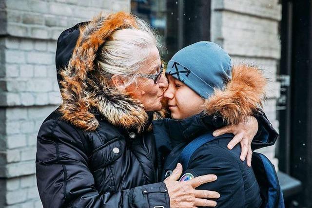 Diese ukrainische Oma kann ihren nach Russland verschleppten Enkel wieder umarmen