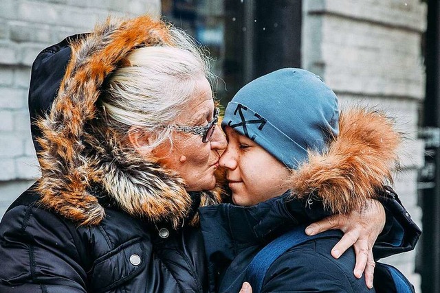 Ludmilla Siryk mit ihrem Enkel Sascha  | Foto: alea horst