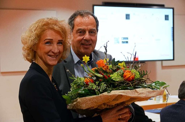 GVV-Vorsitzender Andreas Schneucker w...nd berreichte ihr einen Blumenstrau.  | Foto: Moritz Lehmann