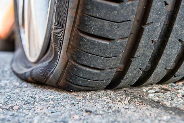 In Ihringen zerstechen Unbekannte die Reifen des Autos einer hochschwangeren Frau