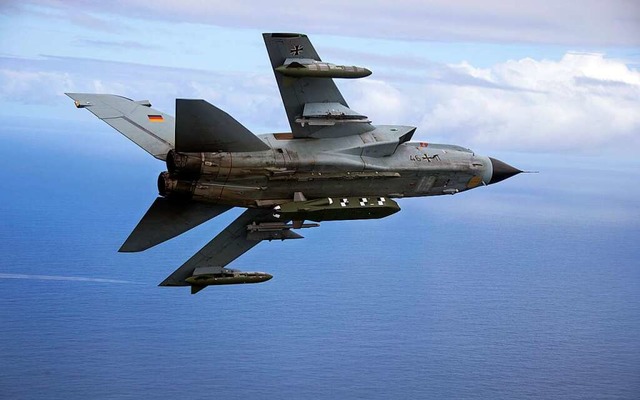 Ein Tornado der Bundeswehr mit einem Taurus-Marschflugkrper  | Foto: Andrea Bienert (dpa)