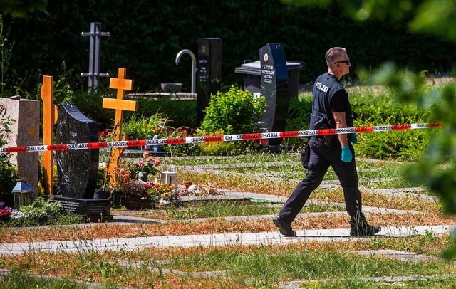 Tatort Friedhof: Ein 23-Jhriger  soll...f eine Trauergemeinde  geworfen haben.  | Foto: Christoph Schmidt (dpa)