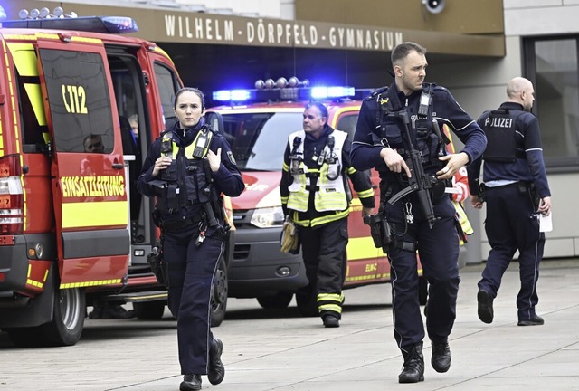 Polizisten und Rettungskrfte  am Wilhelm-Drpfeld-Gymnasium in Wuppertal  | Foto: Roberto Pfeil (dpa)