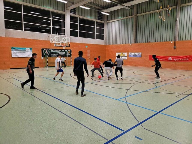 Ballsportarten sind beim Nachtsport  f...en 14 und 20 Jahren besonders beliebt.  | Foto: Richard Jung