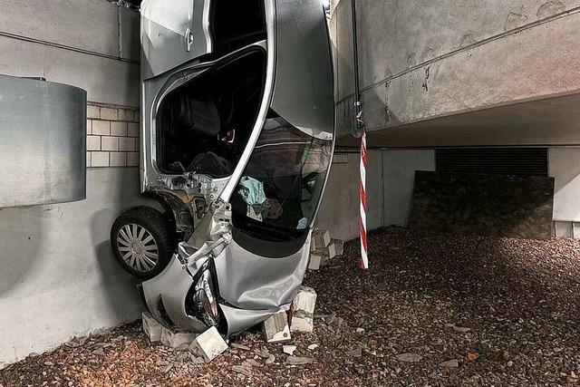 Auto durchbricht Mauer in Parkhaus in Füllinsdorf und stürzt drei Meter in die Tiefe