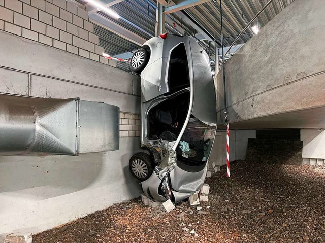 Die Feuerwehr musste den Fahrer und seine Beifahrerin aus dem Auto bergen.  | Foto: Polizei Basellandschaft