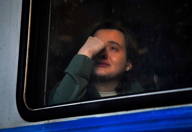 Ein Frau auf ihrer Flucht  2022 vor der russischen Invasion.  | Foto: Carol Guzy