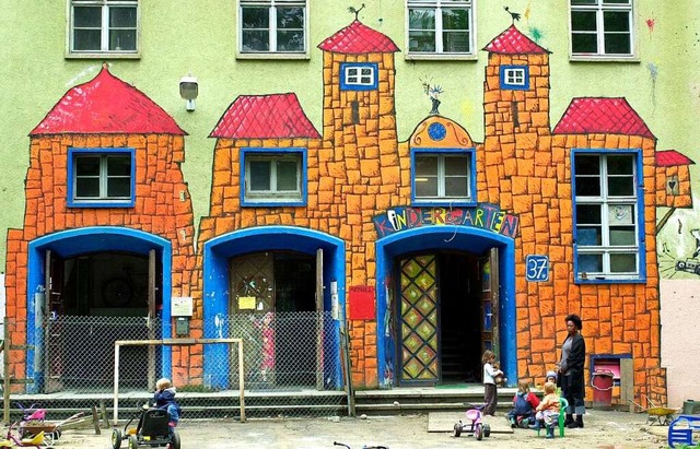 Die Fassade eines Kasernengebudes auf...tag (16.07.2001) bunt bemalt als Burg.  | Foto: Rolf Haid