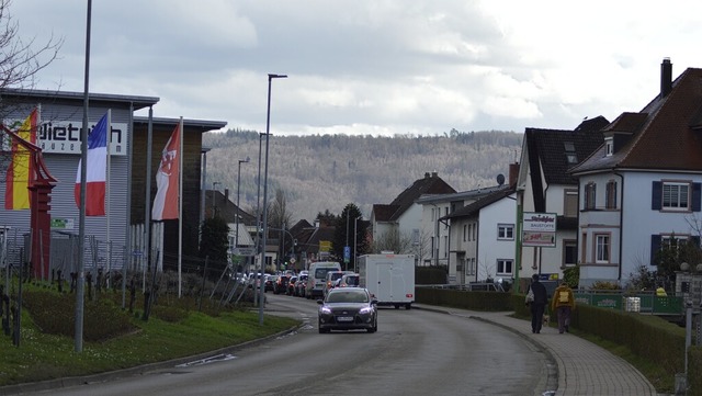 Die Rheinstrae ist eng und verkehrsre...11; fr Fahrradfahrer ist kaum Platz.   | Foto: Lena Marie Jrger