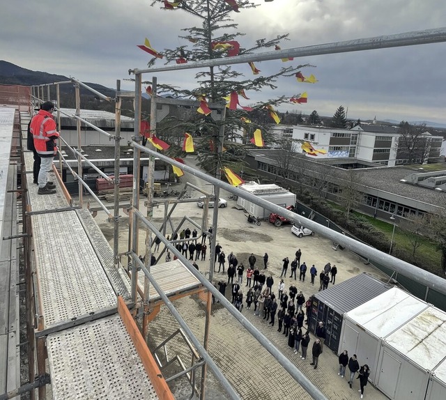 Zum Richtfest gab&#8217;s ein geschmcktes Bumchen.    | Foto: Markus Zimmermann