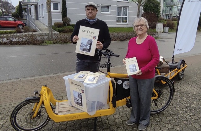 Christel Benzin und Hubert Klimmek pac...des Jubilumsbandes auf den Drahtesel.  | Foto: Werner Schnabl