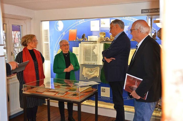 Monika Miklis und Carola Grasse fhrte...(von links) durch das jdische Museum.  | Foto: Michael Strter