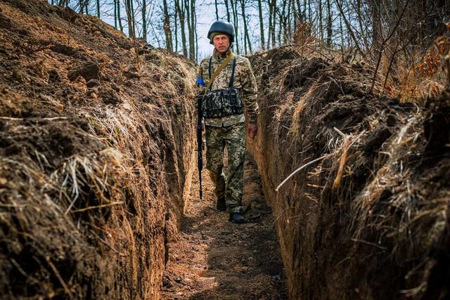 Ein ukrainischer Soldat in einem Scht...endwo bei Saporischschja im Mrz 2022.  | Foto: Celestino Arce Lavin