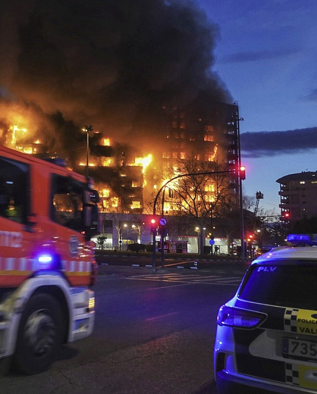 Flammen zerstren ein 14-stckiges Hochhaus  im Stadtteil Campanar in Valencia.  | Foto: Alberto Saiz (dpa)