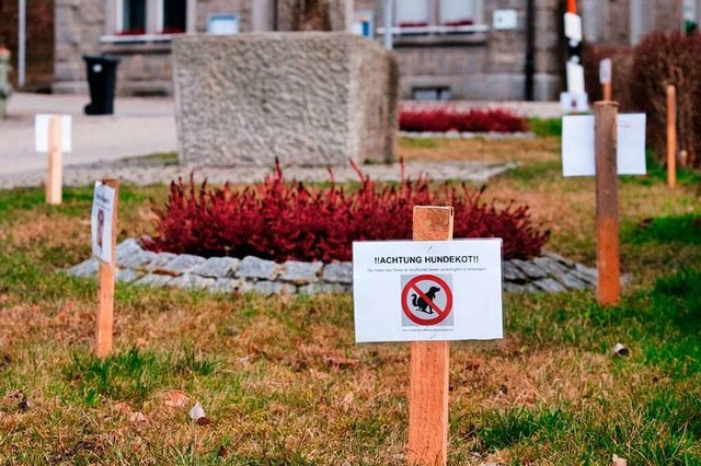 Beim Fritz-Breh-Brunnen in Malsburg warnen Schilder vor Hundekot.  | Foto: Birgit-Cathrin Duval