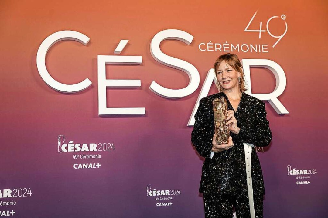 Sandra Hller posiert mit dem Cesar Aw... Verleihung des Cesar Awards in Paris.  | Foto: Aurelien Morissard (dpa)