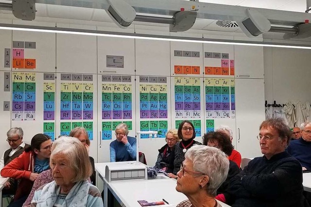 Fast 50 Zuhrende diskutierten im Chemiesaal des Gymnasiums.  | Foto: Gerhard Walser