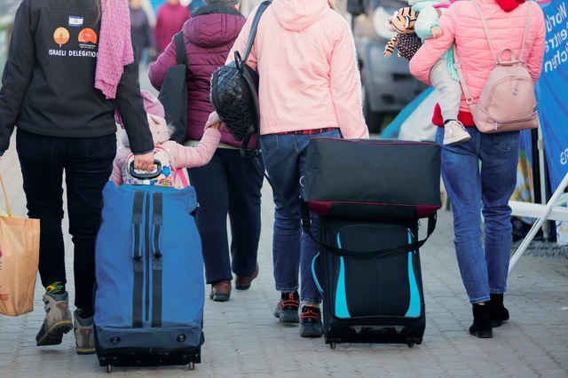 Ein Unternehmer aus Hchenschwand hat ...lchtlinge nach Sddeutschland geholt.  | Foto: Christoph Soeder (dpa)