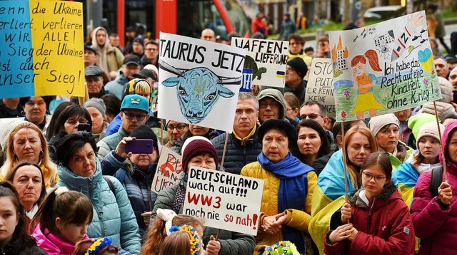 Rund 1000 Menschen haben am Samstag an... waren klare Forderungen festgehalten.  | Foto: Rita Eggstein